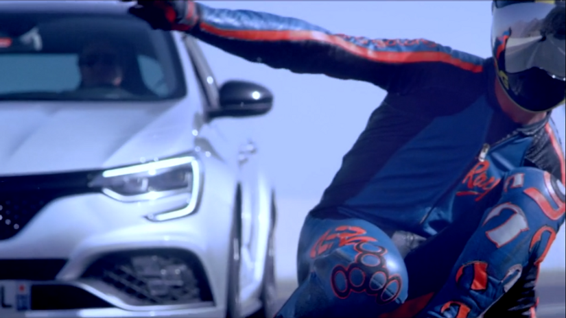 Renault MEGANE RS vs Skateboard DownHill